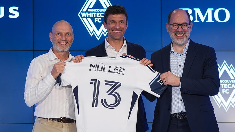 Im August unterschreibt Thomas Müller (36) bei den Vancouver Whitecaps. Der Stürmer hier mit Cheftrainer Jesper Sorensen (l.) und Whitecaps CEO und Sportdirektor Axel Schuster (r.) während einer Pressekonferenz in Vancouver. Im August unterschreibt Thomas Müller (36) bei den Vancouver Whitecaps. Der Stürmer hier mit Cheftrainer Jesper Sorensen (l.) und Whitecaps CEO und Sportdirektor Axel Schuster (r.) während einer Pressekonferenz in Vancouver.