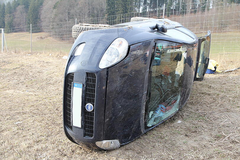 Schlimmer Unfall auf der A8 bei Siegsdorf: Drei Frauen haben sich mit ihrem Auto überschlagen.