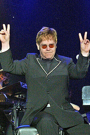 Gute Manieren? Kennt auch er nicht! Elton John legt sich bei jeder gelegenheit mit den Medien an. Wer ihn bei einer Rede unterbricht, muss sich der Konsequenzen bewusst sein: "Ihn Ich rede gerade, ihr doofen Fotografen. Ihr solltet alle erschossen werden."