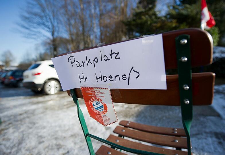 Stilecht mit Wimpel: Damit der Bayern-Präsident auch weiß, wo er hin muss.