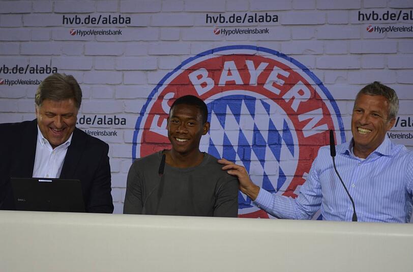 Neuer Werbespot: David Alaba mit Mediendirektor Markus Hörwick (l.) und Dirk Huefnagels, Marketing-Leiter der Hypo-Vereinsbank (r.).