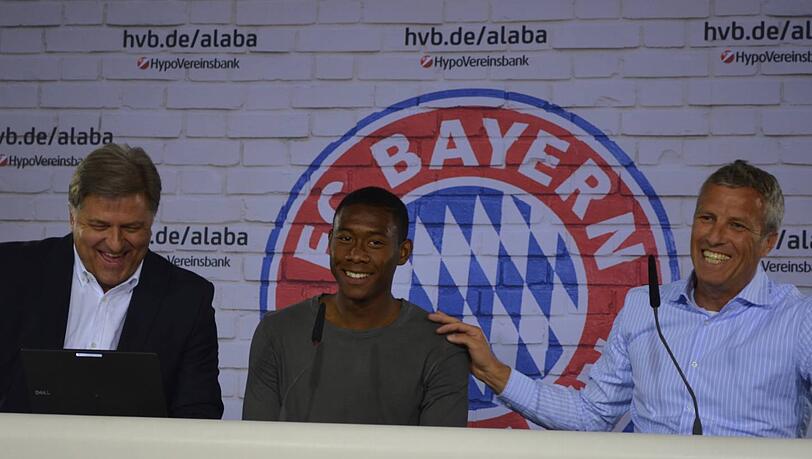 Neuer Werbespot: David Alaba mit Mediendirektor Markus Hörwick (l.) und Dirk Huefnagels, Marketing-Leiter der Hypo-Vereinsbank (r.). Neuer Werbespot: David Alaba mit Mediendirektor Markus Hörwick (l.) und Dirk Huefnagels, Marketing-Leiter der Hypo-Vereinsbank (r.).