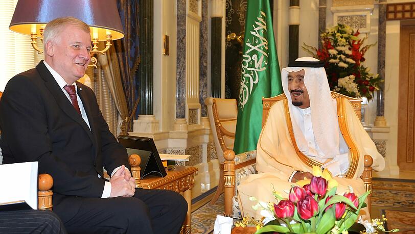 Monarchen unter sich: Horst Seehofer mit Saudi-Arabiens König Salman. Monarchen unter sich: Horst Seehofer mit Saudi-Arabiens König Salman.