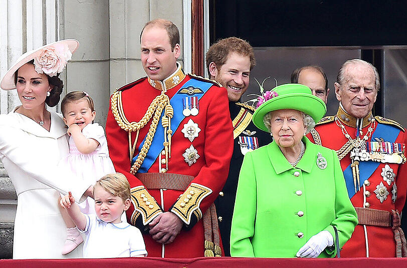 Mit einer farbenprächtigen Militärparade im Herzen Londons feiert Großbritannien den 90. Geburtstag von Königin Elizabeth II. Eine der Wachen verließen dabei die Kräfte - er kollabierte. Die Bilder...