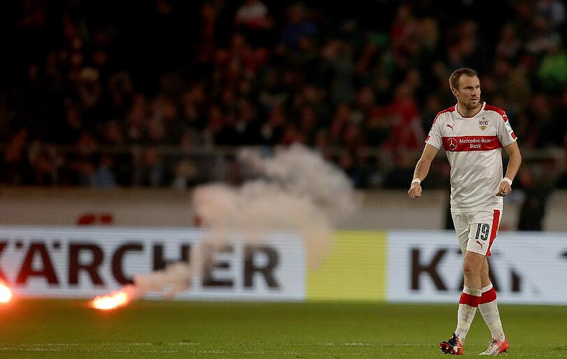 Martialische Bilder aus dem Löwen-Block. Beim Auswärtsspiel gegen Stuttgart zündeten Löwen-Ultras Bengalos.
