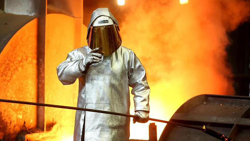 Ein Stahlarbeiter prüft am Hochofen 8 bei ThyssenKrupp in Duisburg die Stahlqualität nach dem Abstich. Ein Stahlarbeiter prüft am Hochofen 8 bei ThyssenKrupp in Duisburg die Stahlqualität nach dem Abstich.
