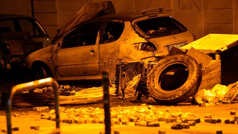 Dutzende Randalierer sind in der Nacht zum Samstag durch die Rigaer Straße in Berlin-Friedrichshain gezogen. Autos und ein Toilettenhäuschen gingen in Flammen auf.