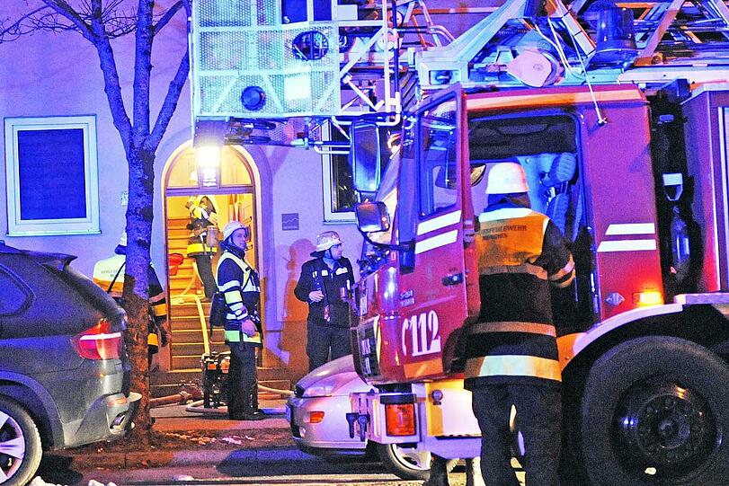 Gerade noch rechtzeitig kann die Feuerwehr eine 83-Jährige aus ihrer brennenden Wohnung retten.