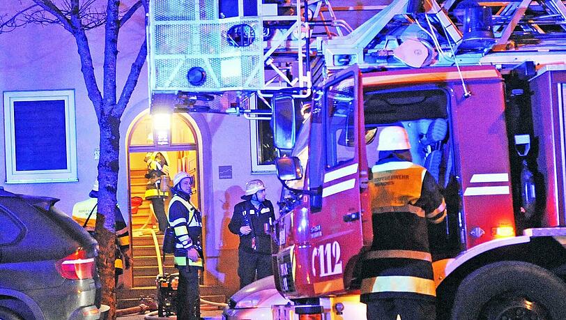 Gerade noch rechtzeitig kann die Feuerwehr eine 83-Jährige aus ihrer brennenden Wohnung retten. Gerade noch rechtzeitig kann die Feuerwehr eine 83-Jährige aus ihrer brennenden Wohnung retten.