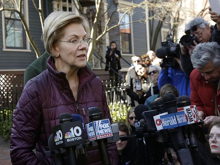 Senatorin Elizabeth Warren äußert sich vor ihrem Haus in Cambridge gegenüber Pressevertretern.