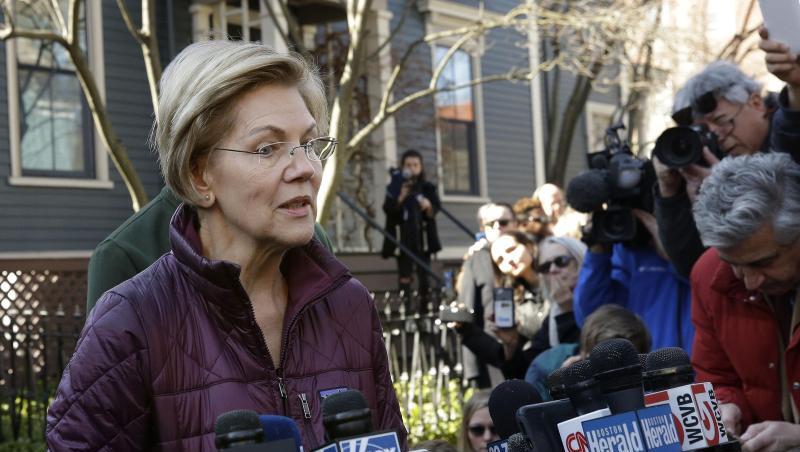 Senatorin Elizabeth Warren äußert sich vor ihrem Haus in Cambridge gegenüber Pressevertretern. Senatorin Elizabeth Warren äußert sich vor ihrem Haus in Cambridge gegenüber Pressevertretern.