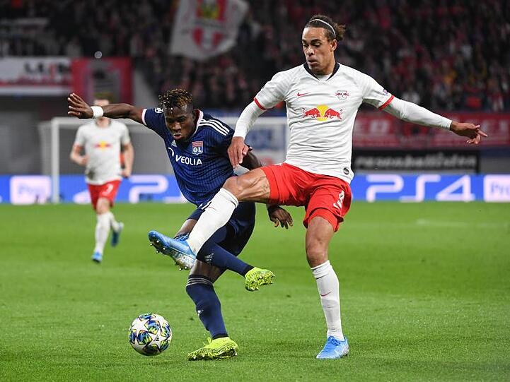 Leipzigs Yussuf Poulsen (r) kämpft gegen Lyons Youssouf Kone um den Ball.