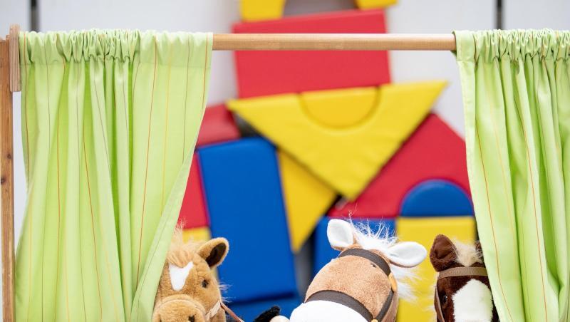 Figuren für ein Theaterstück sind in einer Kindertagesstätte zu sehen. Foto: Friso Gentsch/dpa/Symbolbild Figuren für ein Theaterstück sind in einer Kindertagesstätte zu sehen. Foto: Friso Gentsch/dpa/Symbolbild
