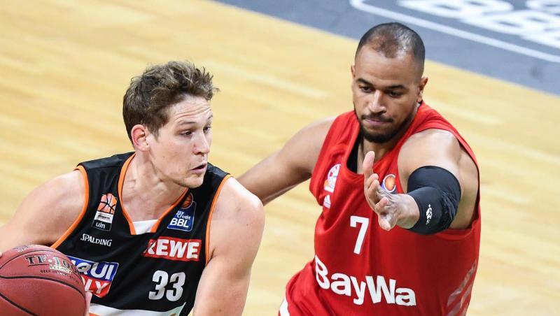 Bayern Alex King blockt gegen Ulms Patrick Heckmann (l).
