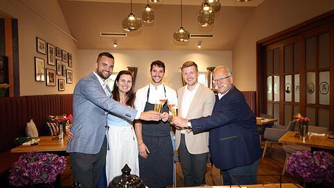 Lukas und Steffi Spendler (v.l.), Lukas Adebahr, Daniel Egger und Wiggerl Hagn stoßen auf die Zukunft an.