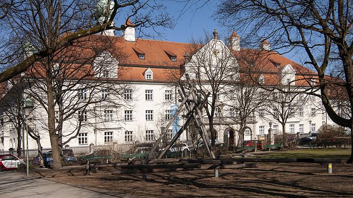 Die Frauenklinik an der Taxisstraße an einem Wintertag.