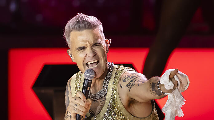 Der britische Sänger Robbie Williams kommt nach Deutschland und gibt auch ein Konzert im Olympiastadion in München. (Archivbild)