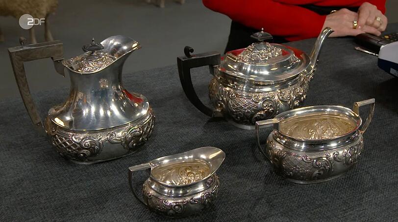 Ein englisches Kaffee- und Teeservice aus 925er Silber stammte laut Punzierung aus den Jahren 1917 und 1921. Gew&uuml;nscht wurden 1.000 Euro. Heide Rezepa-Zabel sch&auml;tzte das Set wegen des hohen Silberwerts aber auf 3.800 bis 4.000 Euro - allein der Materialwert lag bei 3.500 Euro. Friedrich H&auml;usser zahlte letztlich 4.000 Euro.