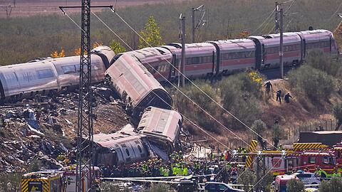 Waggons entgleisten - ein &Uuml;berlebender sagt, Menschen seien durch die Luft geflogen.