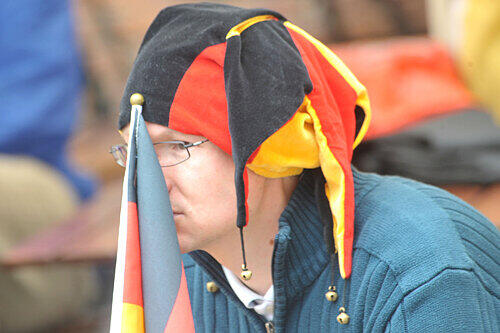 So sehen... na ja Verlierer aus. Dieser Fan beim Public Viewing auf dem Rathausplatz kann es nach Abpfiff einfach nicht fassen.