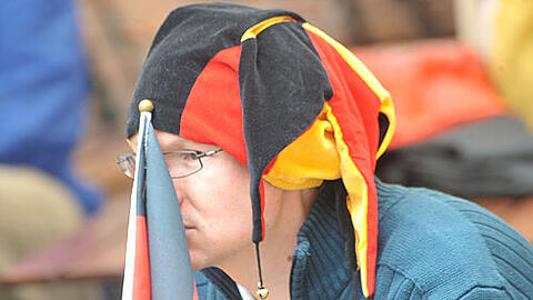 So sehen... na ja Verlierer aus. Dieser Fan beim Public Viewing auf dem Rathausplatz kann es nach Abpfiff einfach nicht fassen.