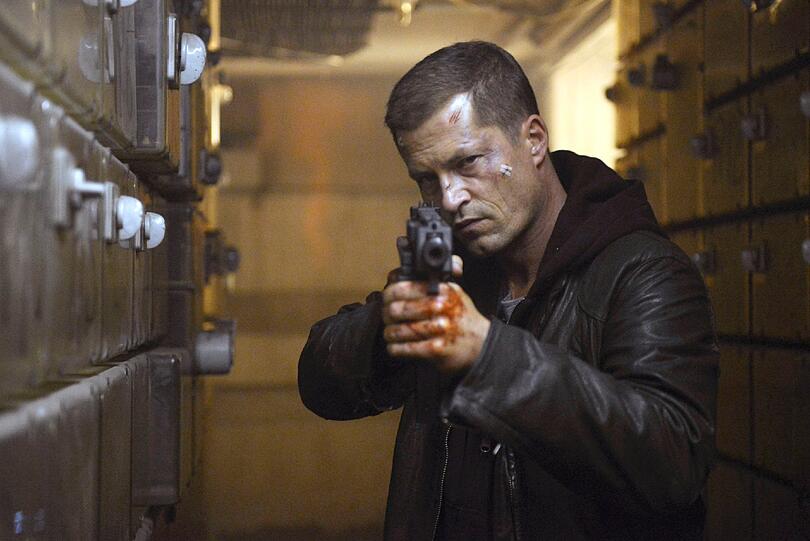 Nick Tschiller (Til Schweiger) steht schwerbewaffnet im Speicher - eine Szene des ARD-Tatorts «"Willkommen in Hamburg". Mit dieser Folge gibt Schweiger am 10.03.2013 seinen Einstand als Hauptkommissar Tschiller.