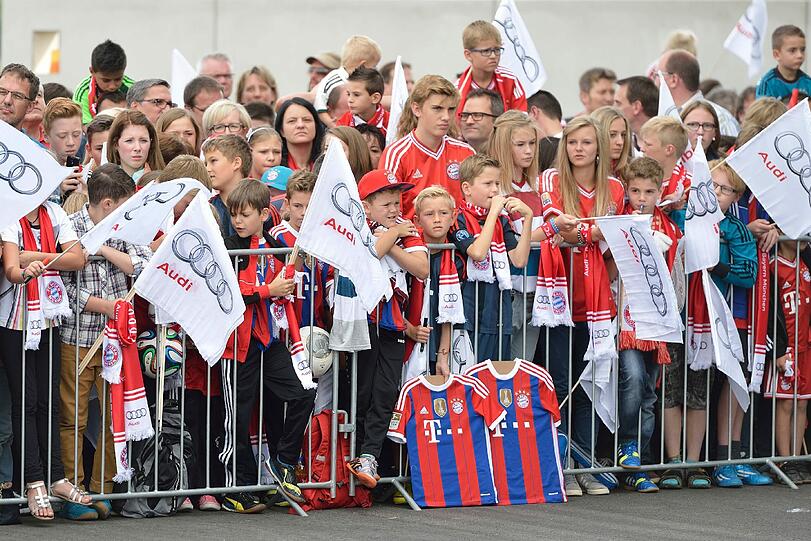 Die Bayern-Stars mit ihren neuen Dienstwagen.