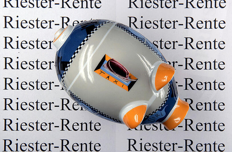 Riester-Sparer müssen jährlich vier Prozent ihres Einkommens einzahlen, wenn sie in den Genuss der staatlichen Zulage von 154 Euro kommen wollen.
