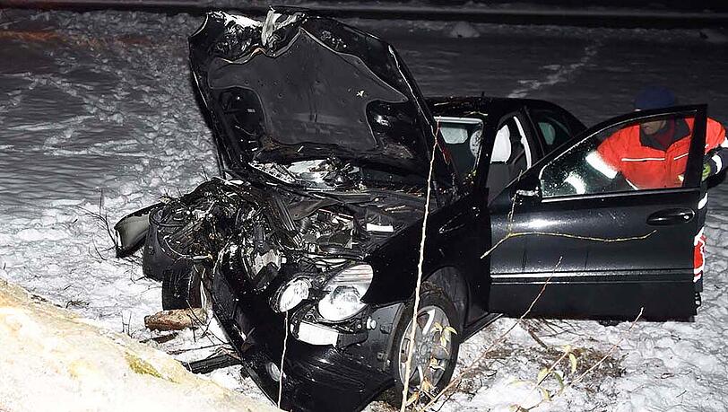 Der Wagen prallte nach 120 Metern außer Kontrolle gegen einen Baum, der durch die Wucht des Aufpralls entwurzelt wurde. Die drei Insassen hatten Glück und erlitten nur leichte Verletzungen. Im Einsatz waren die Feuerwehren Holzkirchen und Weyarn. Der Wagen prallte nach 120 Metern außer Kontrolle gegen einen Baum, der durch die Wucht des Aufpralls entwurzelt wurde. Die drei Insassen hatten Glück und erlitten nur leichte Verletzungen. Im Einsatz waren die Feuerwehren Holzkirchen und Weyarn.