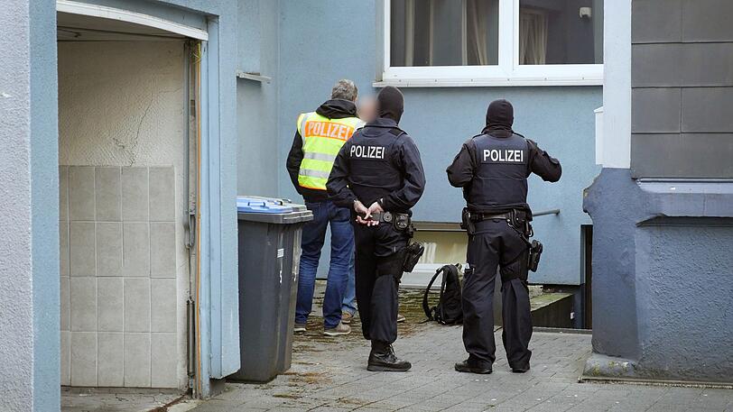Nordrhein-Westfalen, Siegen: Die Bundespolizei geht in einer groß angelegten Aktion in Siegen gegen eine Bande im Rotlichtmilieu vor.