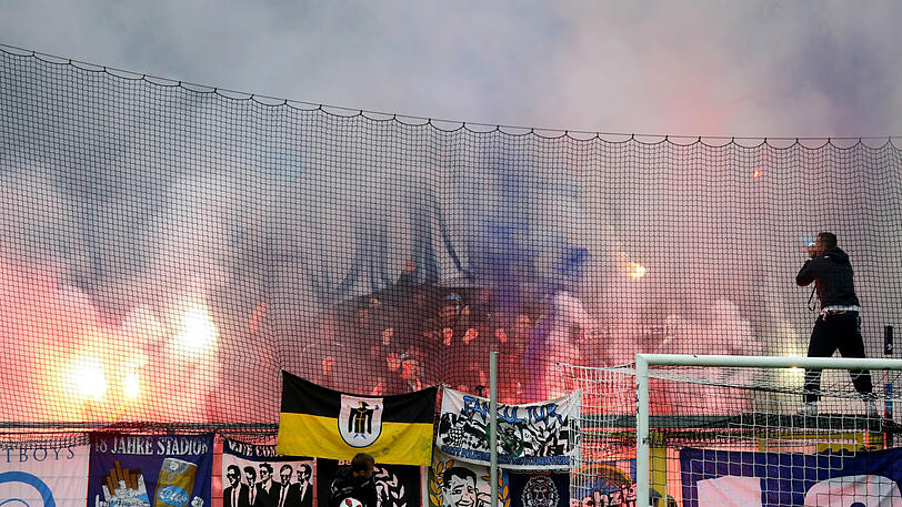 Löwenfans zündeln im Gästeblock in Aalen.