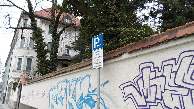 Die Mauer ist zwar denkmalgeschützt, aber dennoch beschmiert.