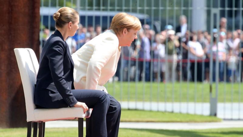In sitzender Position verfolgen Angela Merkel und die dänische Ministerpräsidentin Mette Frederiksen das Abspielen der Nationalhymnen. In sitzender Position verfolgen Angela Merkel und die dänische Ministerpräsidentin Mette Frederiksen das Abspielen der Nationalhymnen.