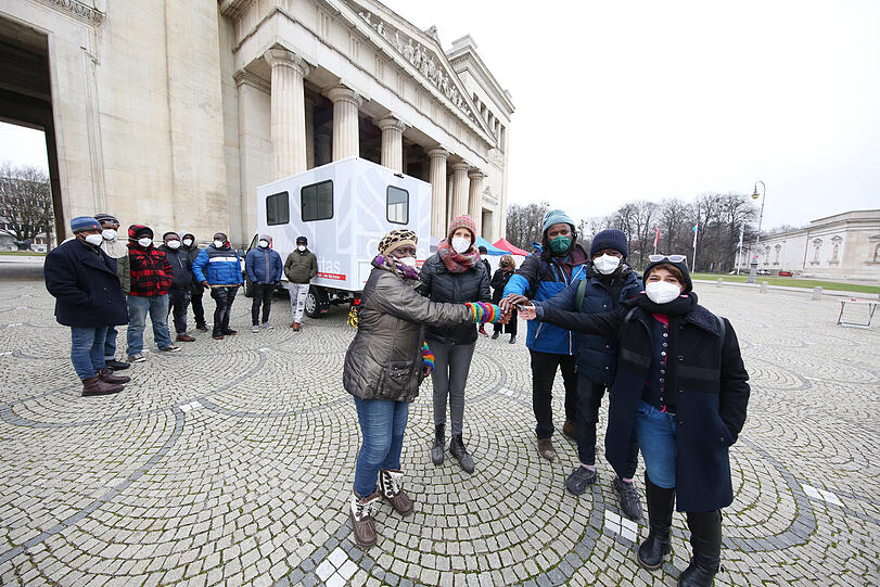 In einem Bus können sich die Geflüchteten nun aufwärmen. Organisiert haben das Renate Spannig (Caritas) und Nimet Gökmenoglu (Grüne).
