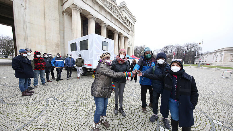 In einem Bus können sich die Geflüchteten nun aufwärmen. Organisiert haben das Renate Spannig (Caritas) und Nimet Gökmenoglu (Grüne). In einem Bus können sich die Geflüchteten nun aufwärmen. Organisiert haben das Renate Spannig (Caritas) und Nimet Gökmenoglu (Grüne).