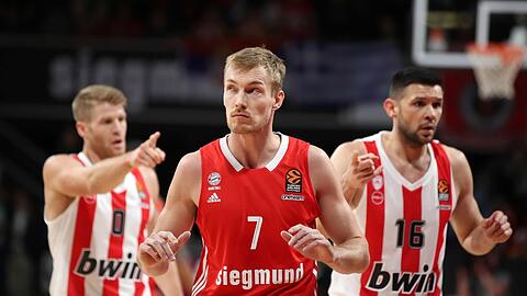 Der Blick geht nach oben: Bayerns Neuer Niels Giffey.