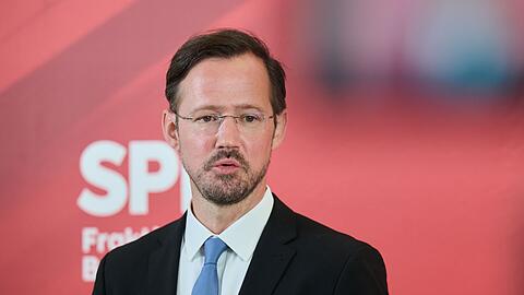 Der SPD-Fraktionsgesch&auml;ftsf&uuml;hrer Dirk Wiese will die Ergebnisse der Rentenkommission abwarten. (Archivbild)