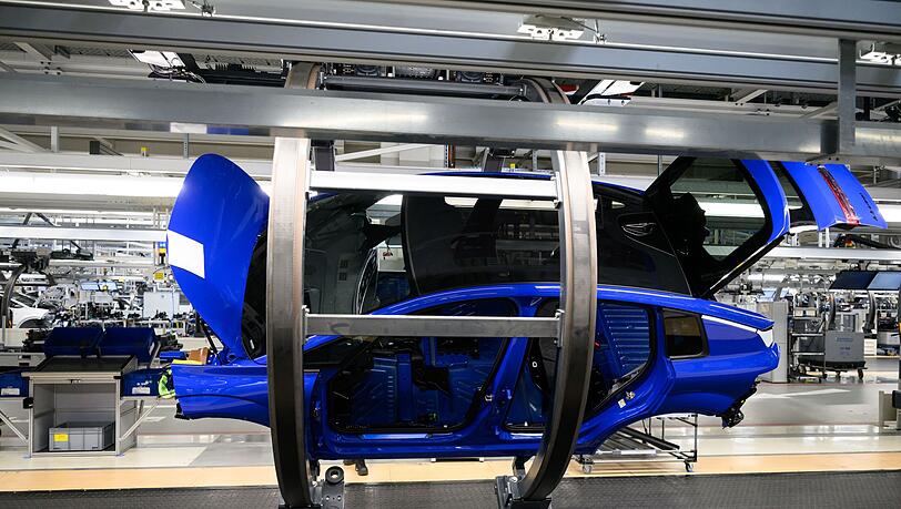 Der Umsatz von Volkswagen, Mercedes-Benz und BMW ist im ersten Halbjahr gesunken. (Archivbild) Der Umsatz von Volkswagen, Mercedes-Benz und BMW ist im ersten Halbjahr gesunken. (Archivbild)