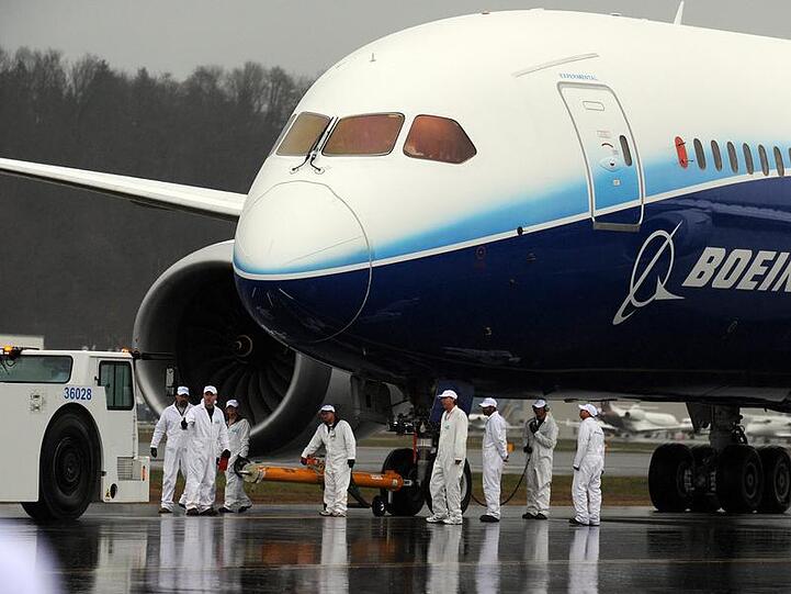 Der Boeing Dreamliner nach seinem Jungfernflug auf der Landebahn in Seattle (Archivfoto vom 14.12.2009).