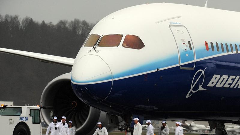 Der Boeing Dreamliner nach seinem Jungfernflug auf der Landebahn in Seattle (Archivfoto vom 14.12.2009). Der Boeing Dreamliner nach seinem Jungfernflug auf der Landebahn in Seattle (Archivfoto vom 14.12.2009).