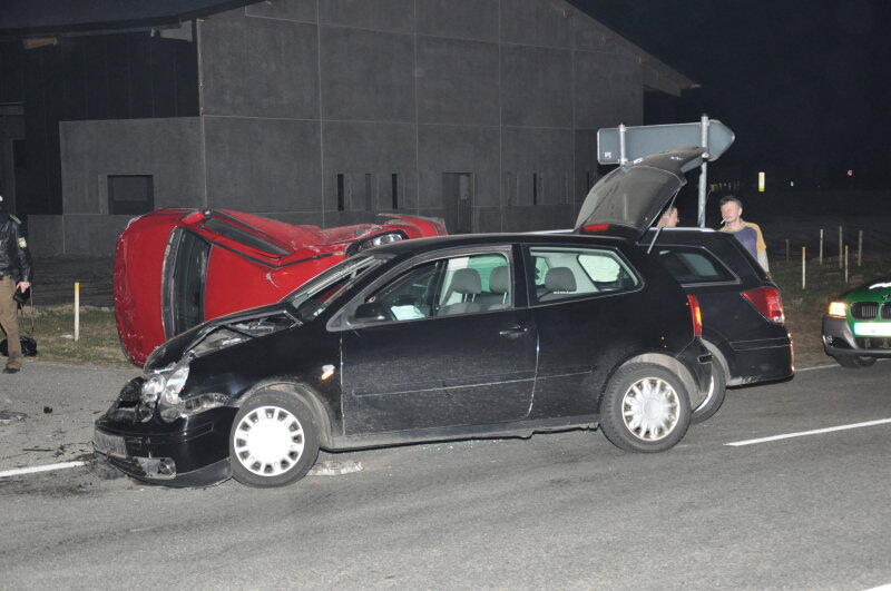 Beim Einfahren in die Kreuzung missachtete ein Fahrer die Vorfahrtsregeln. Sein Auto wurde von zwei weiteren gerammt und durch die Luft geschleudert.