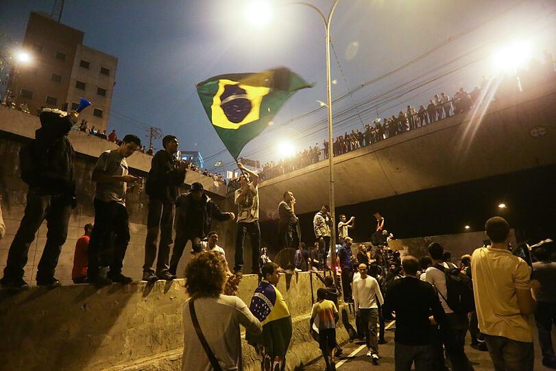 Knapp ein Jahr vor der Fußball-WM in Brasilien erlebt das Land einen ungeahnten Sturm des Protestes.