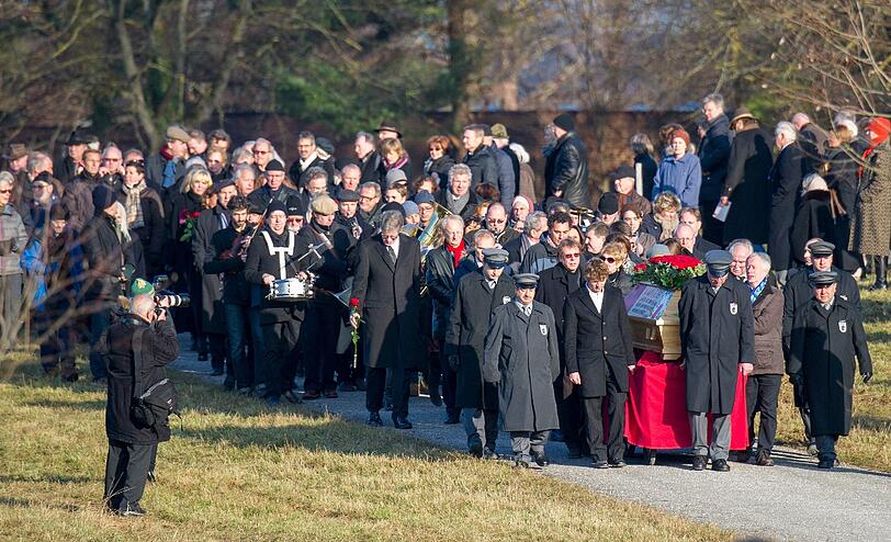 Die Trauergesellschaft auf dem Weg zum Grab von Dieter Hildebrandt.