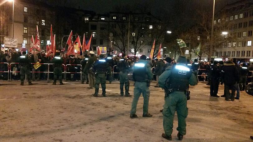 Rund 100 Teilnehmer zählt die Bagida-Kundgebung am Montag. Demgegenüber stehen 200 Gegendemonstranten. Die Bilder!