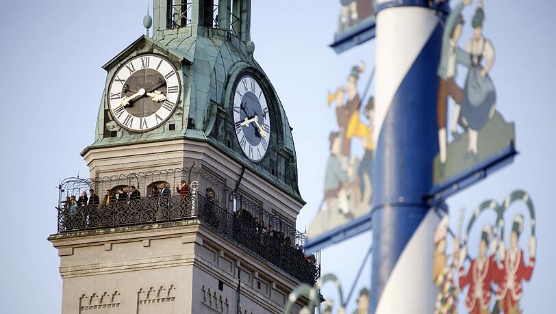 Alter Peter: 300 Treppenstufen muss erklimmen, um den 91 hohen Turm zu besteigen. Als Belohnung gibt es einen tollen Ausblick auf München und die Sonnenfinsternis. Alter Peter: 300 Treppenstufen muss erklimmen, um den 91 hohen Turm zu besteigen. Als Belohnung gibt es einen tollen Ausblick auf München und die Sonnenfinsternis.