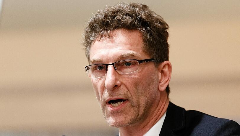 "Wir brauchen Ermittler, wir brauchen Polizisten, die rechtsstaatlich ausgebildet sind und im Rahmen der Verhältnismäßigkeit der Mittel dann die notwendigen Maßnahmen treffen", sagt der Bundesvorsitzende der Gewerkschaft der Polizei, Oliver Malchow. Foto: Markus Scholz/Archiv "Wir brauchen Ermittler, wir brauchen Polizisten, die rechtsstaatlich ausgebildet sind und im Rahmen der Verhältnismäßigkeit der Mittel dann die notwendigen Maßnahmen treffen", sagt der Bundesvorsitzende der Gewerkschaft der Polizei, Oliver Malchow. Foto: Markus Scholz/Archiv