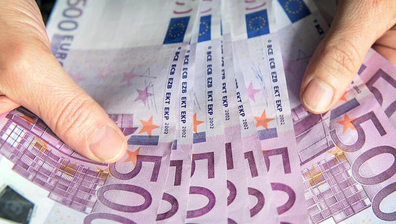Eine Frau zählt 500-Euro-Geldscheine. Eine Frau zählt 500-Euro-Geldscheine.