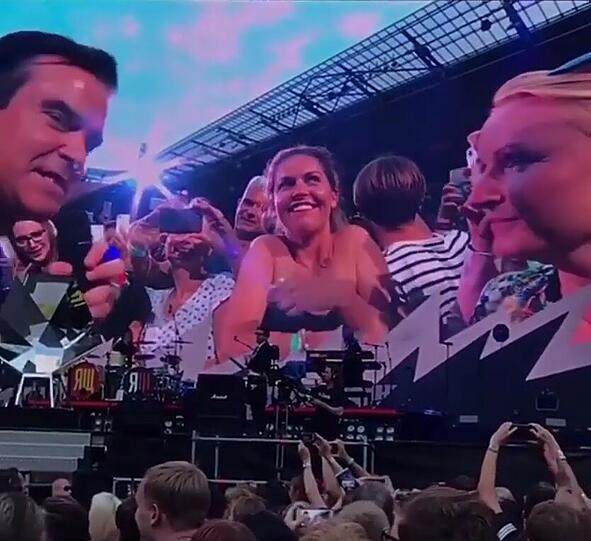 Robbie Williams signiert die Brüste von Ines Anioli