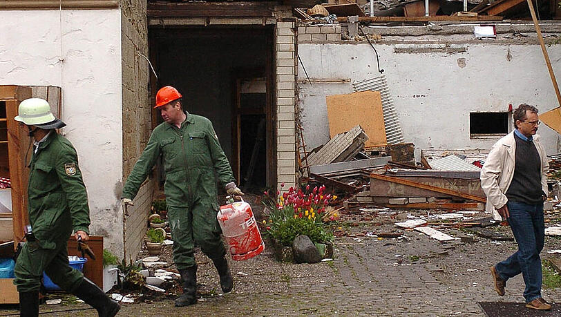 Bei Bauarbeiten ist eine Propangasflasche (Symboldbild) beschädigt worden. Das austretende Gas entzündete sich an einer Maschine, meterhohe Stichflammen waren die Folge. Zwei Arbeiter wuden schwer verletzt. Bei Bauarbeiten ist eine Propangasflasche (Symboldbild) beschädigt worden. Das austretende Gas entzündete sich an einer Maschine, meterhohe Stichflammen waren die Folge. Zwei Arbeiter wuden schwer verletzt.