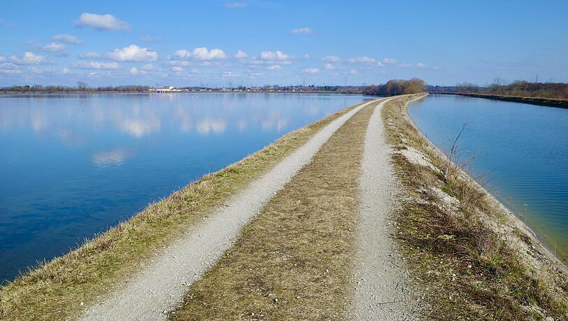 Einer der Abschnitte am Ismaninger Speichersee, wo Wasser sichtbar wird. Der Damm ist aber nur am Wochenende befahrbar.